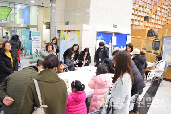 7일 오산시 꿈두레 도서관에서  ‘2019년 오산시 시민 북페스티벌’에 참가한 어린이들이 이벤트를 즐기고 있다.(사진=오산시)