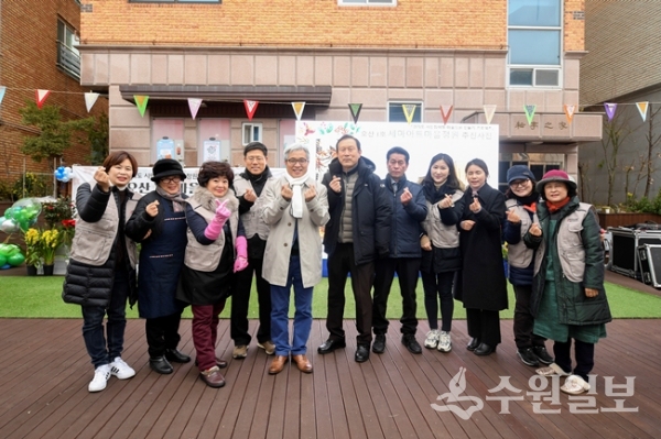 오산시 ‘세마아트정원’에서 열린 ‘제2회 오산 1호 마을정원 문화축제’에서 곽상욱 오산시장(왼쪽에서 다섯번째)을 비롯한 참가자들이 기념촬영을 하고 있다.(사진=오산시)