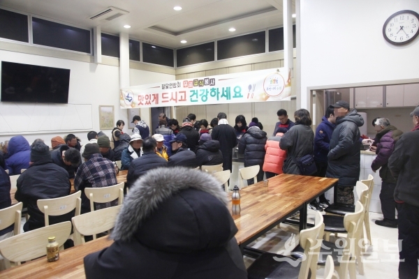 팔달구 팔달연합회 회원들이 노숙인들에게 무료급식을 배식하고 있다. (사진=팔달구)