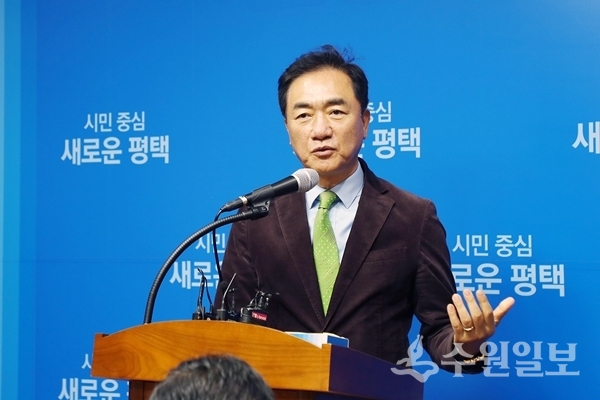 정장선 평택시장이 9일 언론브리핑에서 어린이 보호구역 내 안전대책 강화를 발표하고 있다.(사진=평택시)