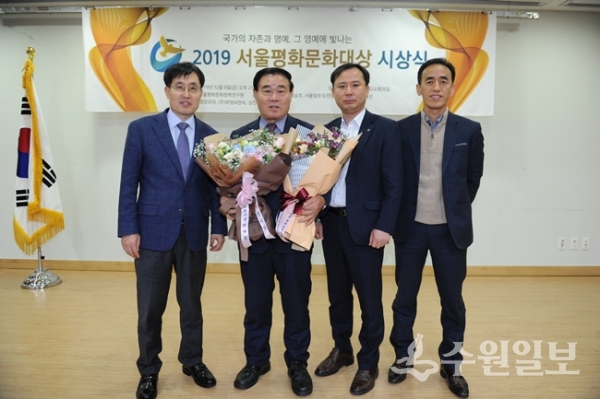 이재식 수원시의회 의원(왼쪽 두번쨰)이 ‘2019 서울평화문화대상’을 수상한 뒤 포즈를 취하고 있다.(사진=수원시의회)