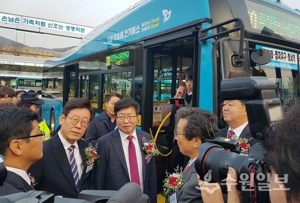 염태영 수원시장과 이재명 경기도지사가 9일 전기버스 충전소 준공식에서 설명을 듣고 있다.(사진=수원일보)