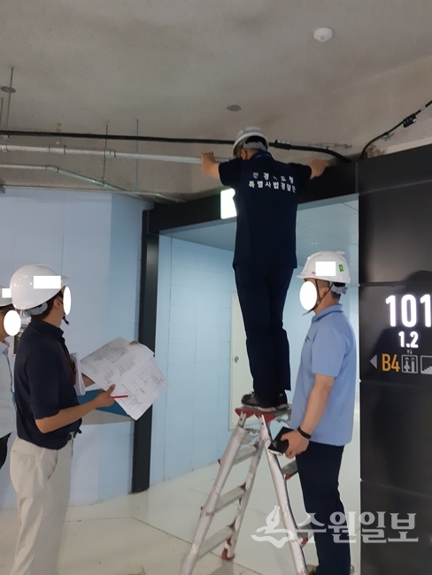 경기도 특사경 관계자들이 무선통신보조설비 시공 현장을 확인하고 있다.(사진=경기도)