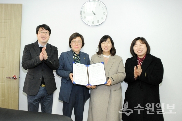 이선미 대한주택관리사협회 경기도지회장(왼쪽 두번째)과 편미월 오산여성새로일하기센터장(오른쪽 두번째)이 협약서를 들고 포즈를 취했다.(사진=오산시)