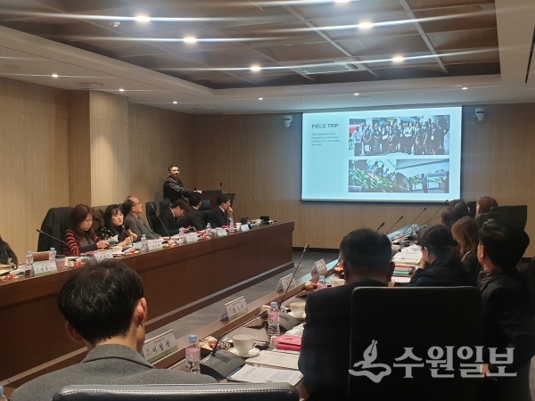 유엔환경계획 아태지역사무소 실무단과 이범선 환경국장을 비롯한 수원시 담당자, 환경부 관계자 등이 실무회의를 하고 있다.(사진=수원시)