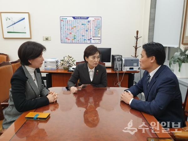 백혜련 의원(왼쪽)과 김영진(오른쪽)이 김현미 국토교통부 장관을 만나 신분당선 연장선에 대해 얘기하고 있다.(사진=백혜련 의원실)