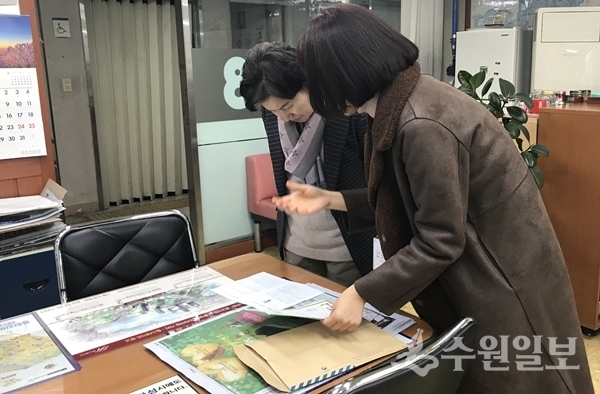 망포1동 직원이 부동산 중개업자에게 주민등록관련 법령을 안내하고 있다.(사진=망포1동)