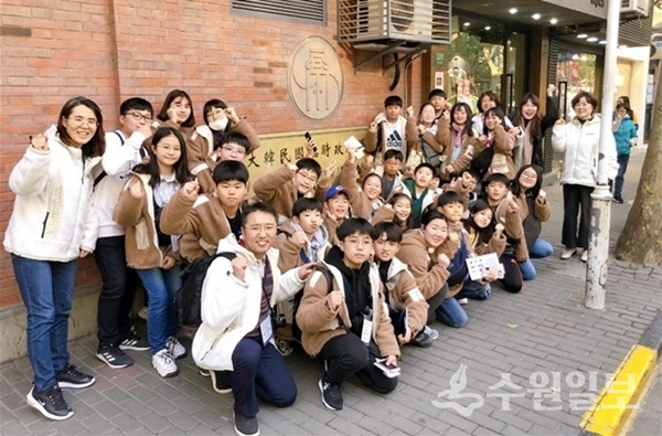 '접속 1919 역사탐방대' 학생들이 상하이 임시정부 앞에서 기념사진을 찍고 있다.(사진=수원교육지원청)