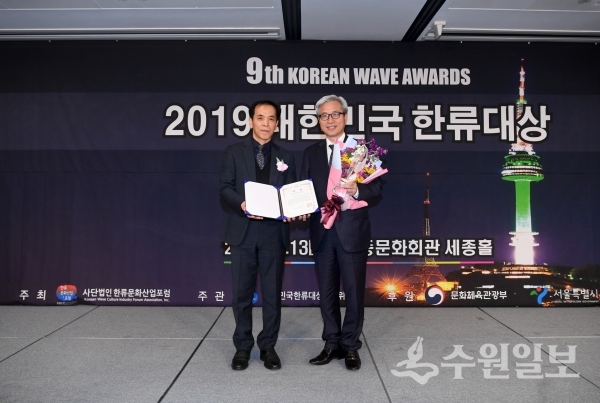 곽상욱 오산시장(오른쪽)이 13일 대한민국 한류대상 시상식에 참석했다.(사진=오산시)