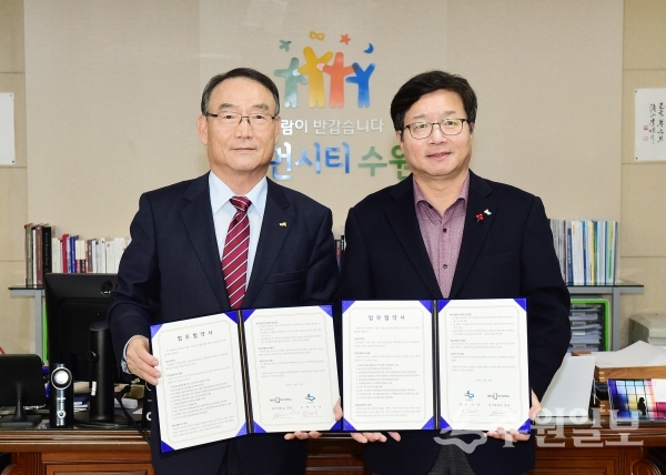 염태영 수원시장(오른쪽)과 김인규 경기대학교 총장(왼쪽)이 협약식 후 함께하고 있다.(사진=수원시)