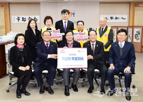 염태영 시장(앞줄 왼쪽 3번째)과 윤신일 대한적십자사 경기도지사 회장(앞줄 왼쪽 2번째)을 비롯한 관계자들이 전달식 후 기념촬영을 하고 있다.(사진=수원시)