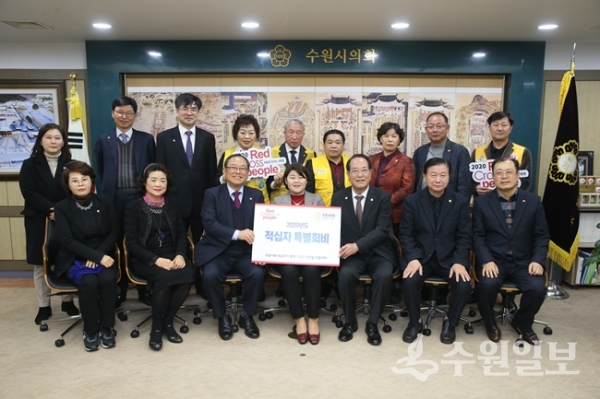 16일 조명자 수원시의회 의장이 윤신일 대한적십자사 경기도지회장에게 특별회비를 전당한 뒤 동석한 시의원, 관계자들과 기념촬영을 하고 있다.(사진=수원시의회)