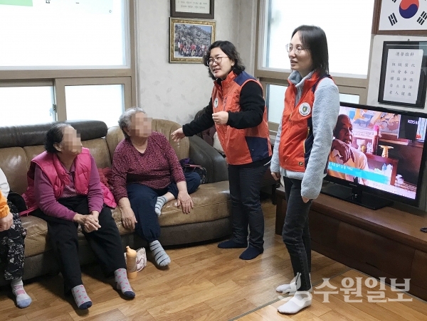 수원시지역자율방재단 대원들이 한파 쉼터에서 어르신들의 의견을 듣고 있다.(사진=수원시)