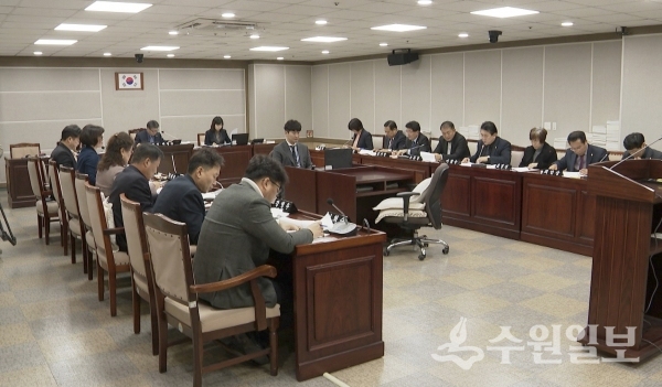 수원시의회 예산결산특별위원회 회의 모습.(사진=수원시의회)