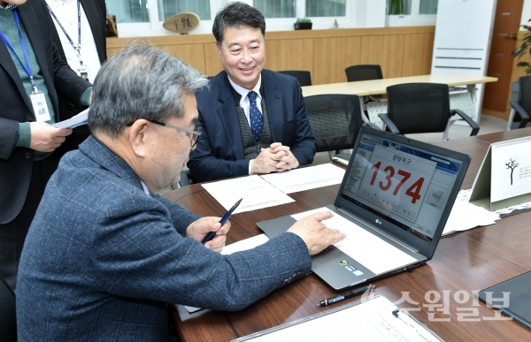 이재정 경기도교육감(왼쪽)이 고교 평준화지역 신입생 배정을 위한 기점을 추첨하고 있다.(사진=경기도교육청)