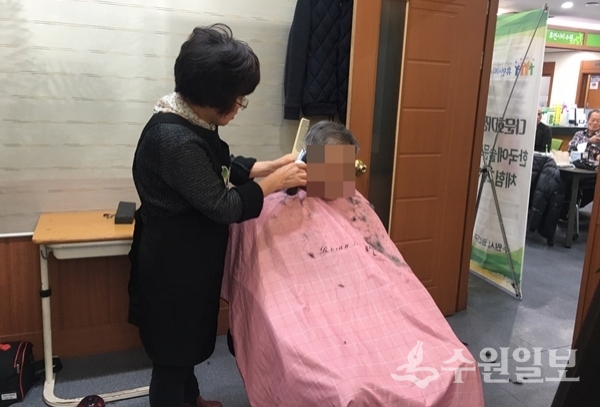 어르신이 이미용 서비스를 받고 있다.(사진=세류1동)