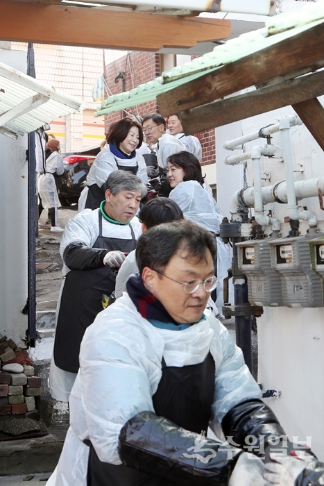 송한준 경기도의회 의장과 도의원들이 연탄을 배달하고 있다.(사진=경기도의회)