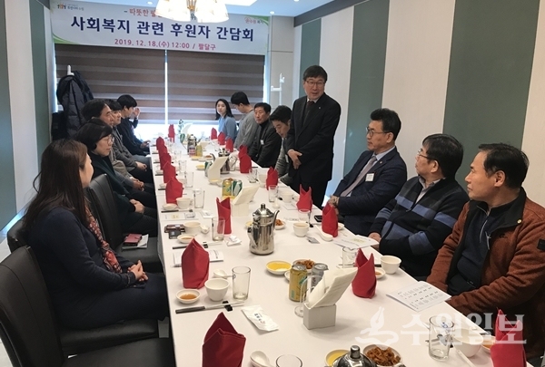 사회복지 후원자 간담회에서 이훈성 팔달구청장이 일어서서 발언하고 있다.(사진=팔달구)
