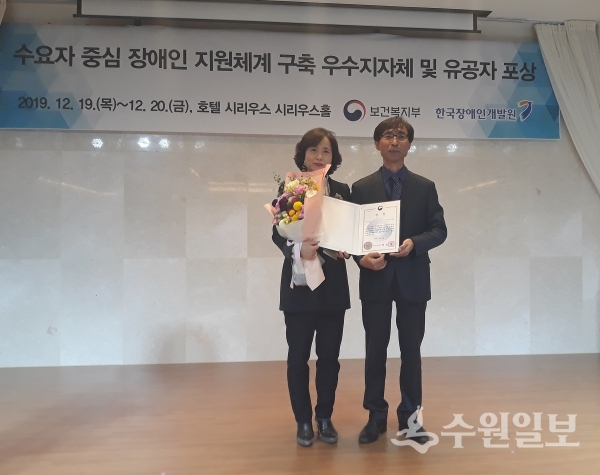 수원시 공직자들이 19일 보건복지부 장관 표창을 받은 뒤 기념사진을 찍고 있다.(사진=수원시)