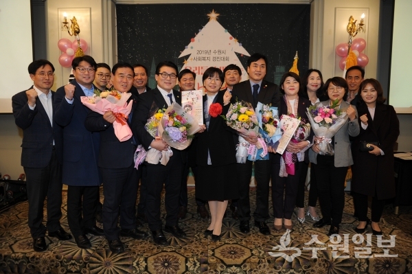 양진하(앞줄 왼쪽)·이철승 수원시의원이 수원사회복지대상을 받은 뒤 기념사진을 찍고 있다.