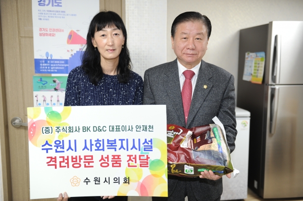 홍종수 부의장(오른쪽)이 사회복지시설 장안좋은집에 물품을 건넸다.(사진=수원시의회)