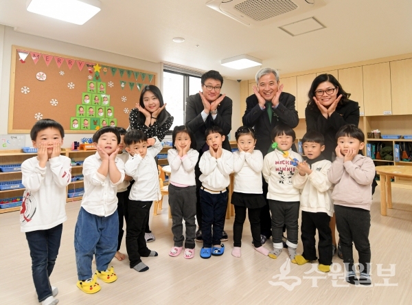 곽상욱 오산시장(뒷줄 오른쪽 두번째) 어린이집 개원식에서 어린이들과 기념사진을 찍고 있다.(사진=오산시)
