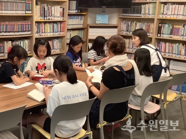 맞벌이 부부의 ‘초등학생 틈새 돌봄’을 위해 운영하고 있는 작은도서관 아이돌봄 현장.(사진=경기도)