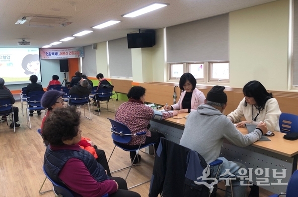 호매실동 어르신들이 건강 상담을 받고 있다.(사진=호매실동)