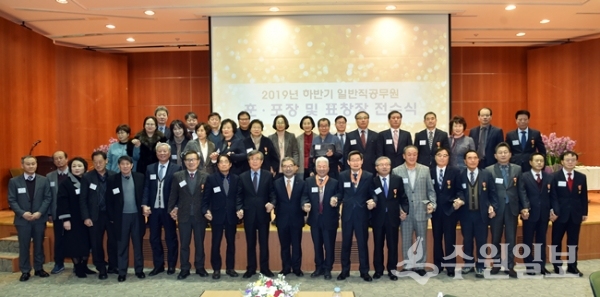 31일 경기도문화의전당 컨벤션센터에서 가진  ‘2019년 하반기 퇴임 일반직공무원 훈·포장·표창장 전수식’에서 수상자들이 이재정 교육감(앞줄 가운데)과 기념촬영을 하고 있다.(사진=경기도교육청)