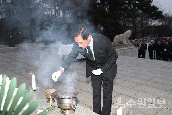 정장선 평택시장이 2일 평택호 현충탑을 참배하고 있다.(사진=평택시)