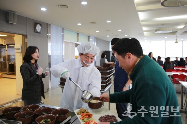 이병규 장안구청장(가운데 흰옷)이 구청 직원들에게 떡국을 나눠주고 있다.(사진=장안구)