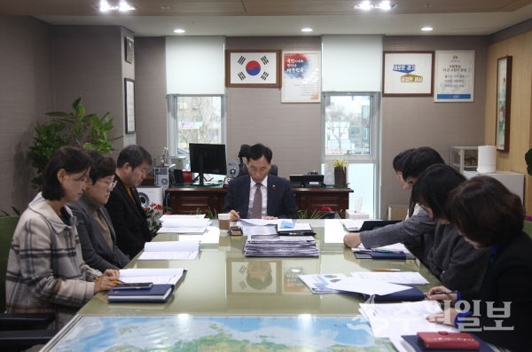 권찬호 팔달구청장(가운데)이 주요업무계획에 참석했다.(사진=팔달구)