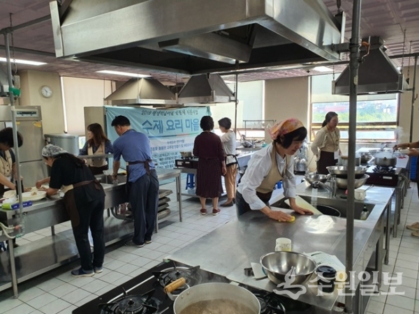 구리 수제요리마을에서 고추장만들기반의 활동 모습.(사진=경기도)