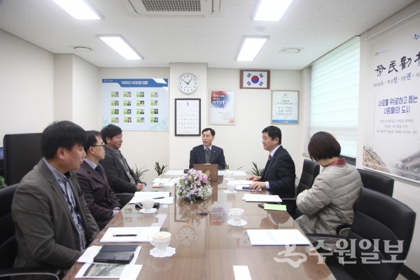 권찬호 팔달구청장(가운데)이 우만1동 행정복지센터를 찾았다.(사진=팔달구)