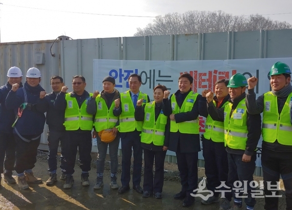 정장선 평택시장이 김현미 국토교통부 장관과 함께 서해선 복선전철 건설 현장을 찾았다.(사진=평택시)