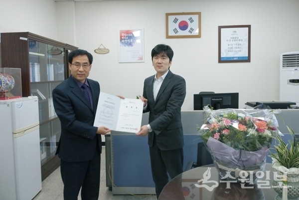 김종연 정자1동장(왼쪽)이 배진석 변호사에게 위촉장을 건네고 있다.(사진=정자1동)