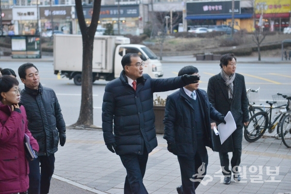 영통구 관내를 둘러보고 있는 송영완 영통구청장(가운데). (사진=영통구)