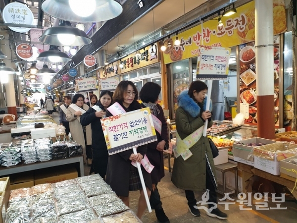 권선구 관계자들이 물가안정 캠페인을 벌이고 있다.(사진=권선구)