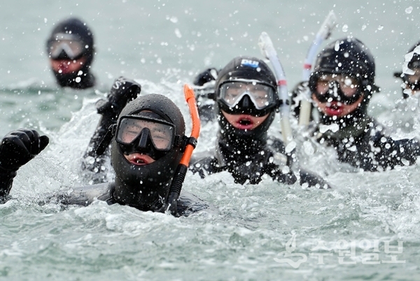 해군 2함대 7구조작전중대 소속 심해잠수사(SSU)들이 혹한기 내한훈련의 일환으로 부대내 군항 일대에서 바다수영을 하고 있다.(사진=해군 2함대)