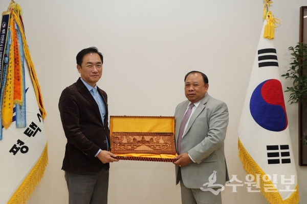 정장선 평택시장이 H.E 낙 소크하 캄보디아 공항청 차관으로부터 을 받고 있다.(사진=평택시)