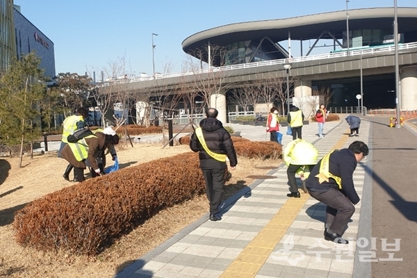 권선구 관계자들이 수원역 환승센터 부근을 청소하고 있다.(사진=권선구)