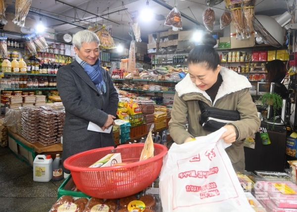 곽상욱 오산시장(왼쪽)이 22일 오색시장에서 물건을 사고 있다.(사진=오산시)
