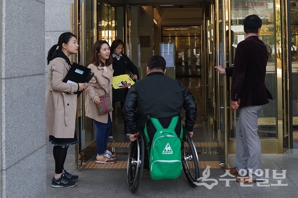 2018년 전국동시지방선거를 앞두고 투표소에서 인권영향평가를 시행하고 있다.(사진=수원시)