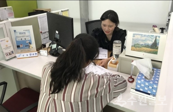 경기도 서민금융복지지원센터 창구에서 상담을 하고 있는 모습.(사진=경기도)