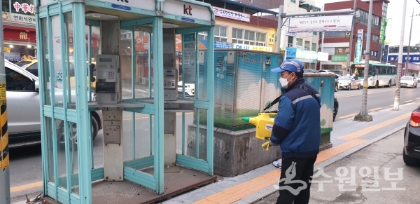 평택시 관계자가 신종 코로나바이러스 방역을 하고 있다.(사진=평택시)