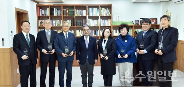 이재정 교육감이 ‘2019년 사학기관 평가 우수기관’으로 선정된 도내 7개 사립학교 법인 관계자를 표창한 뒤 기념촬영을 하고 있다.(사진=경기도교육청)