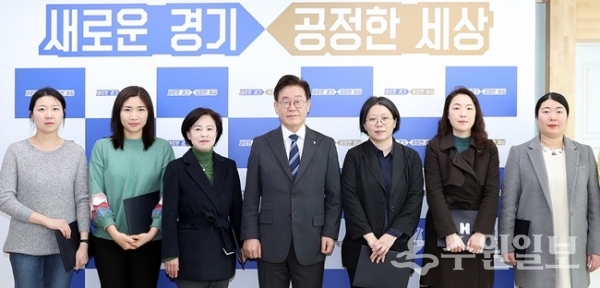29일 오전 이재명 경기도지사(가운데)가 경기도 민간역학조사관들에게 임명장을 수여한 뒤 기념촬영을 하고 있다.(사진=경기도)