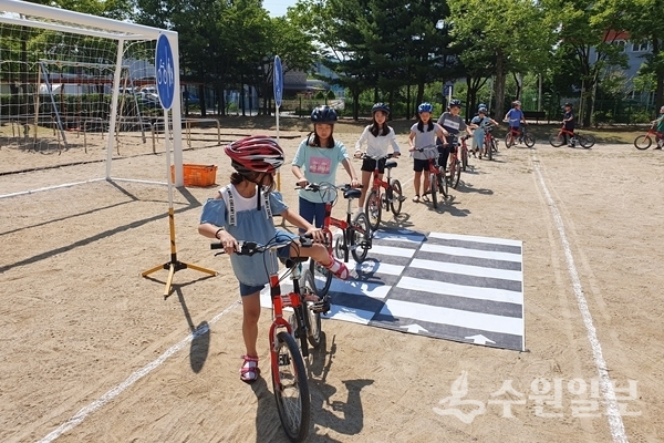 어린이들이 초등학교에서 자전거 안전교육을 받고 있다.(사진=수원시)