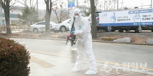 의왕시 관계자가 다수이용시설에 대한 방역작업을 하고 있다.(사진=의왕시)