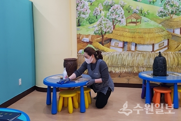 수원박물관 관계자가 어린이 체험실을 소독하고 있다.(사진=수원시)